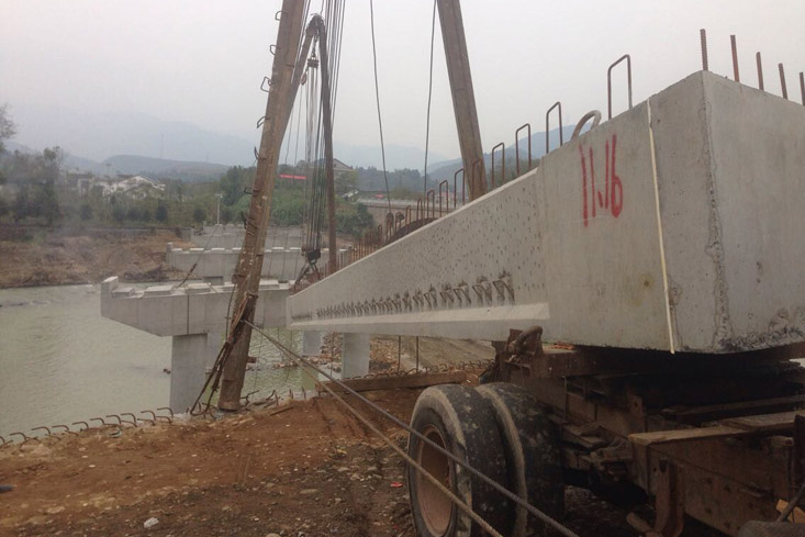 熱烈祝賀S347炎陵石潮至壟下公路新河漠大橋項目成功架設第一片梁板