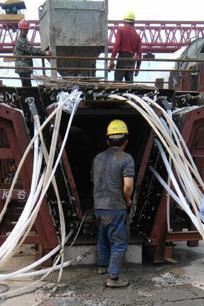 益婁14標(biāo)順利迎來(lái)第一塊預(yù)制箱梁澆灌